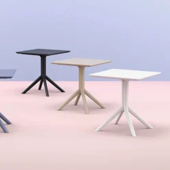 Sky Petite table carrée en résine